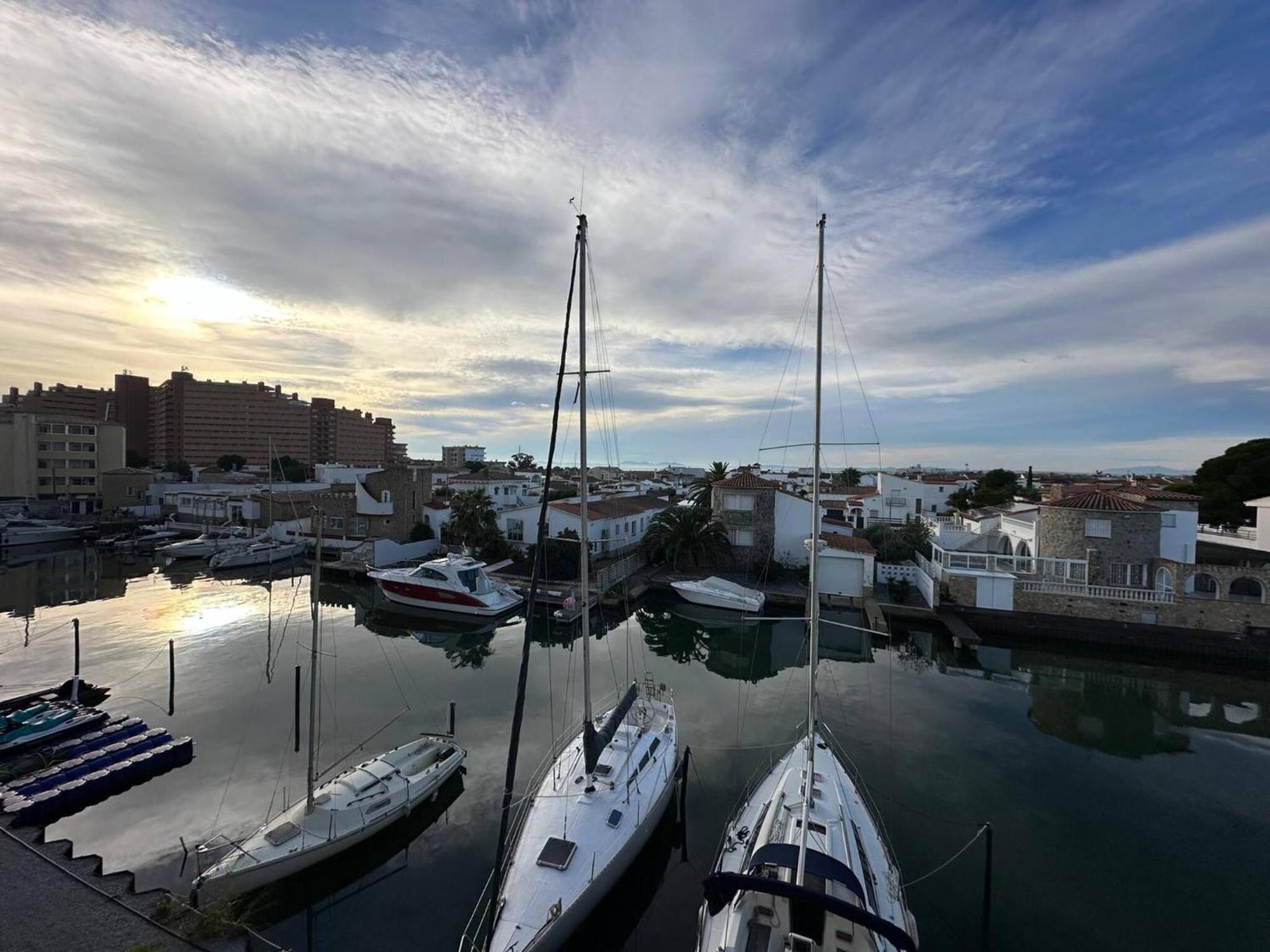Apartamento En Roses Con Vistas Al Canal Y Piscina Екстер'єр фото
